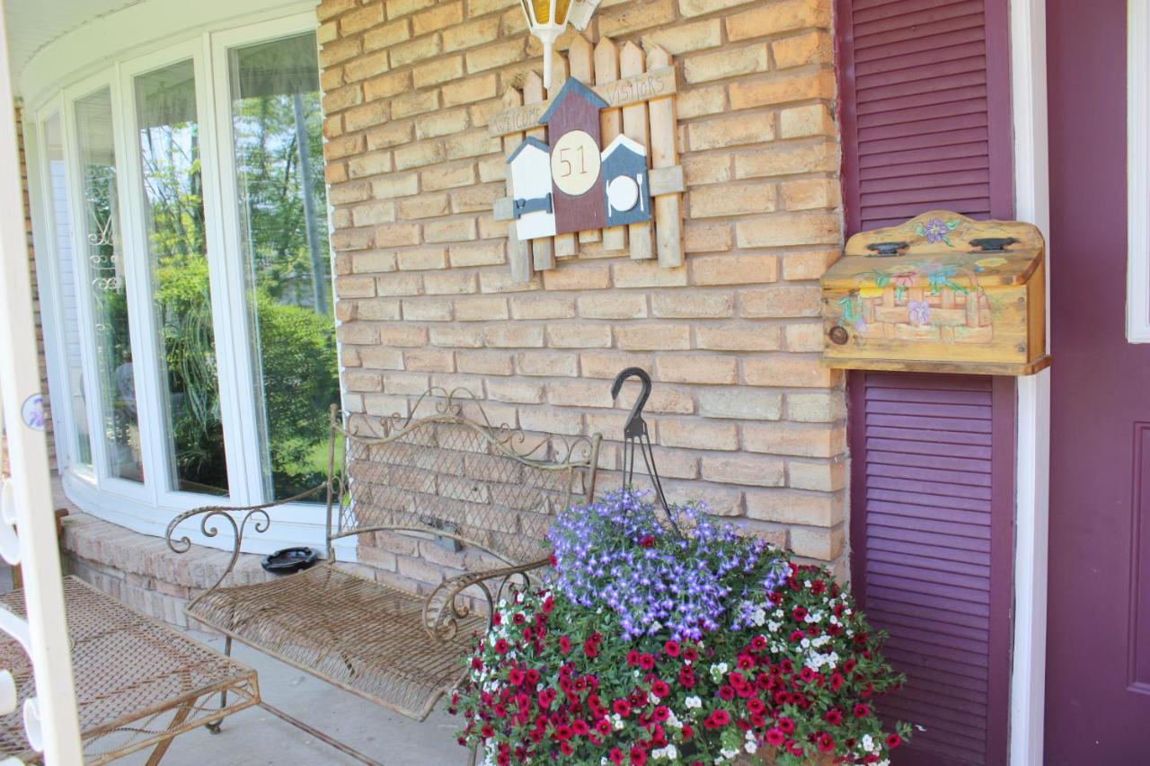 Carrousel Bed & Breakfast Cayuga エクステリア 写真