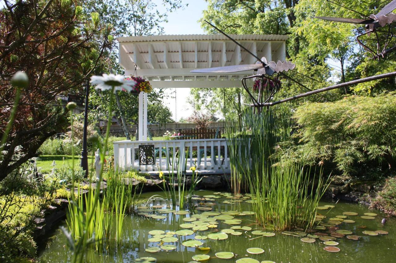 Carrousel Bed & Breakfast Cayuga エクステリア 写真