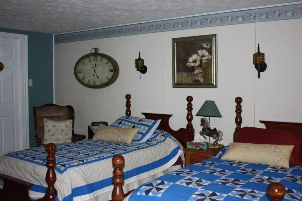 Carrousel Bed & Breakfast Cayuga エクステリア 写真