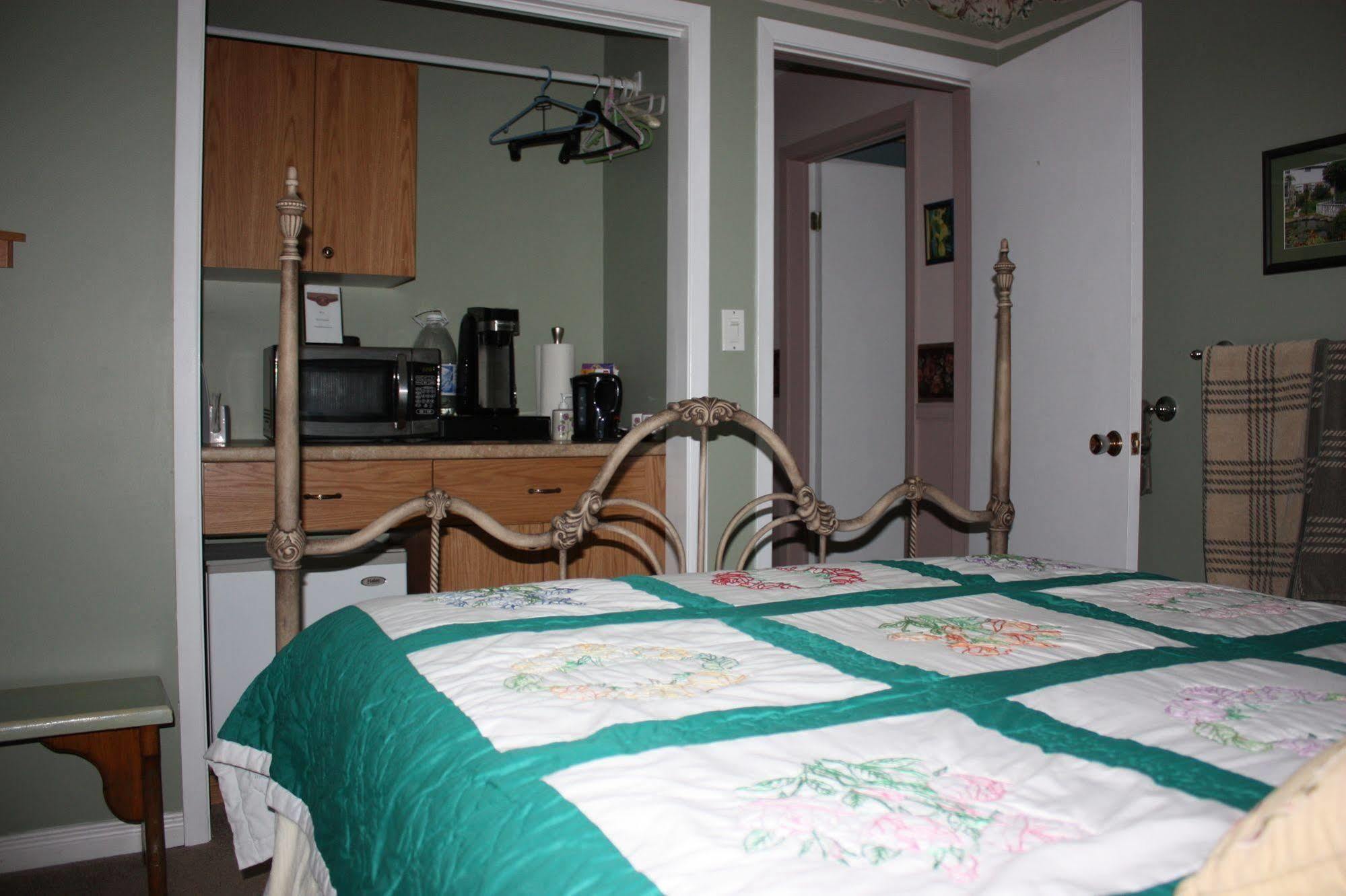 Carrousel Bed & Breakfast Cayuga エクステリア 写真