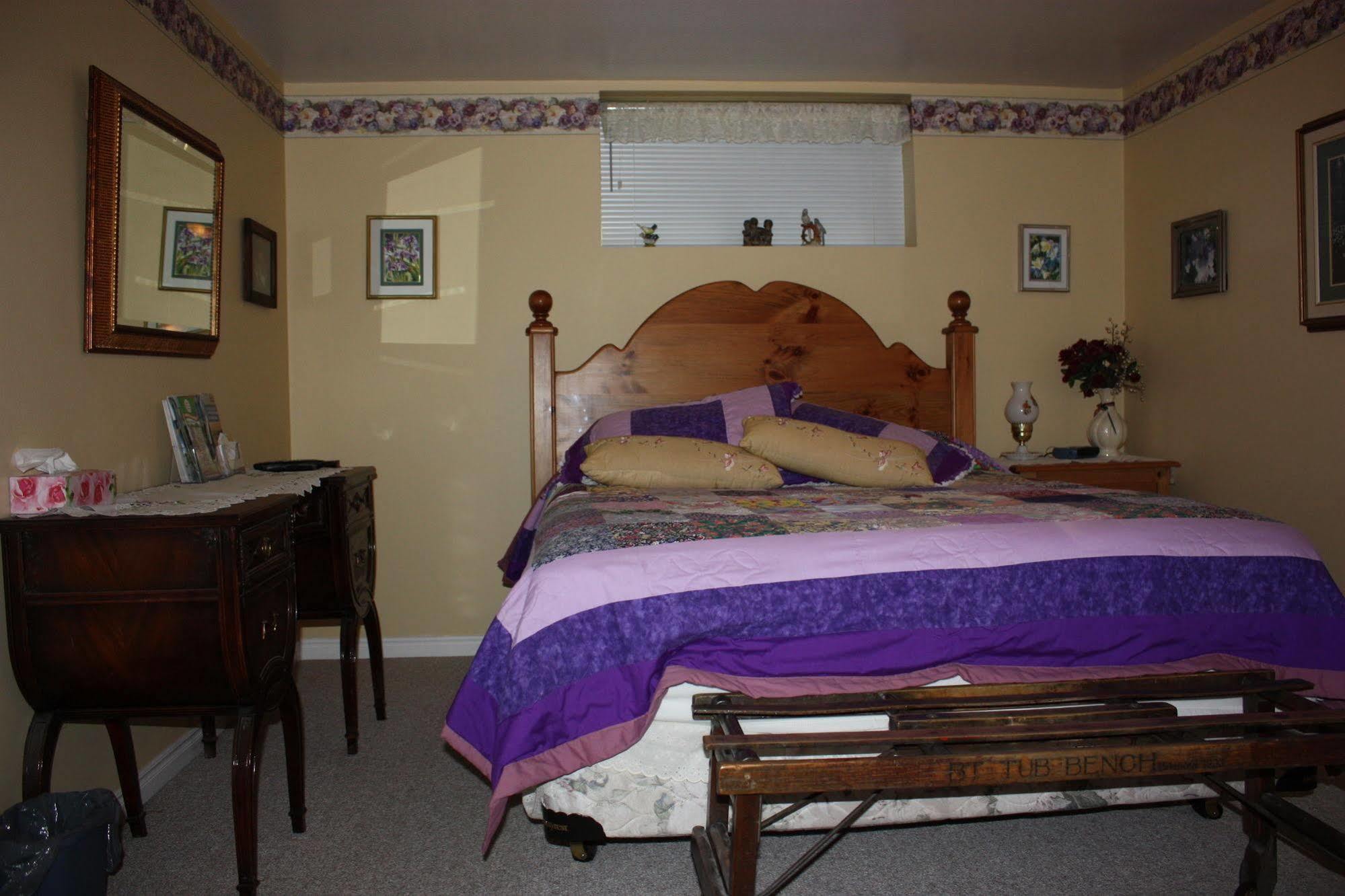 Carrousel Bed & Breakfast Cayuga エクステリア 写真