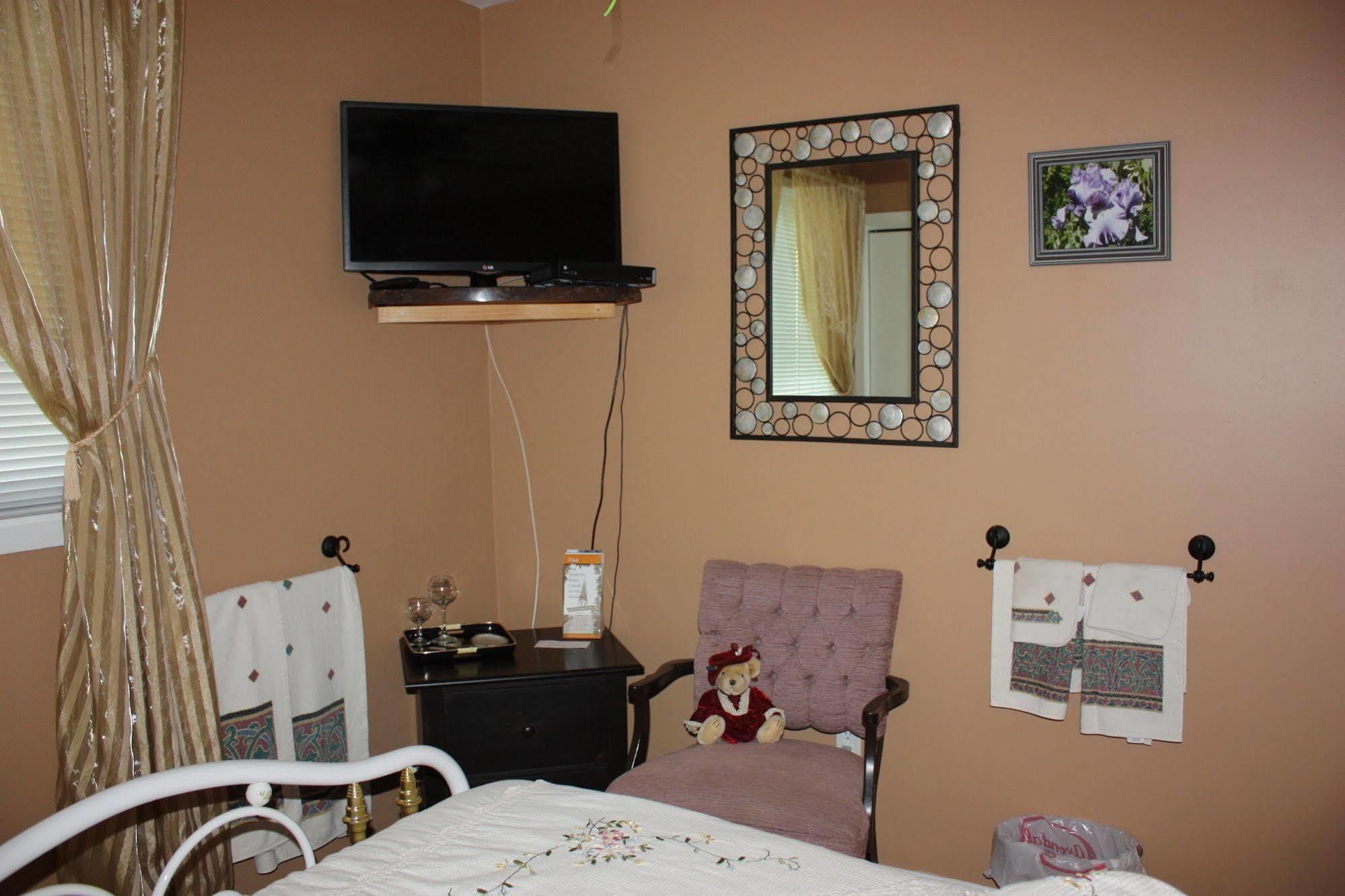 Carrousel Bed & Breakfast Cayuga エクステリア 写真