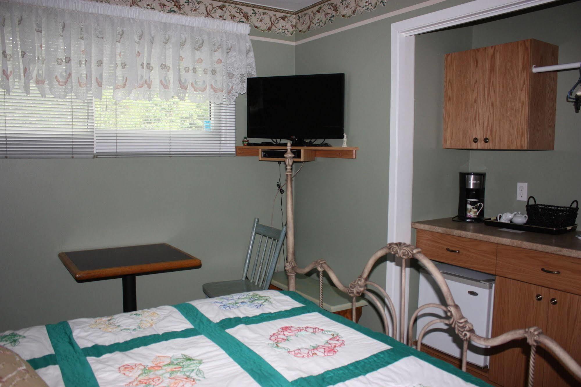 Carrousel Bed & Breakfast Cayuga エクステリア 写真