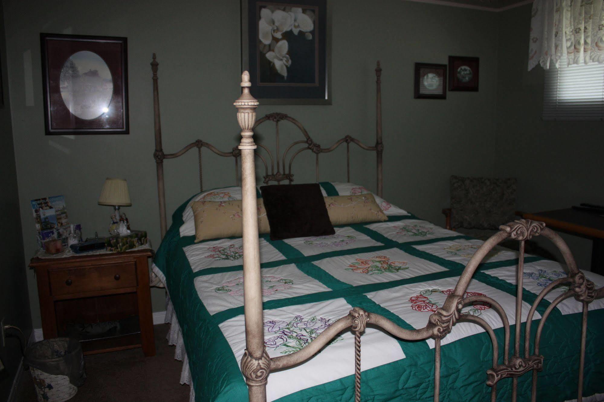 Carrousel Bed & Breakfast Cayuga エクステリア 写真