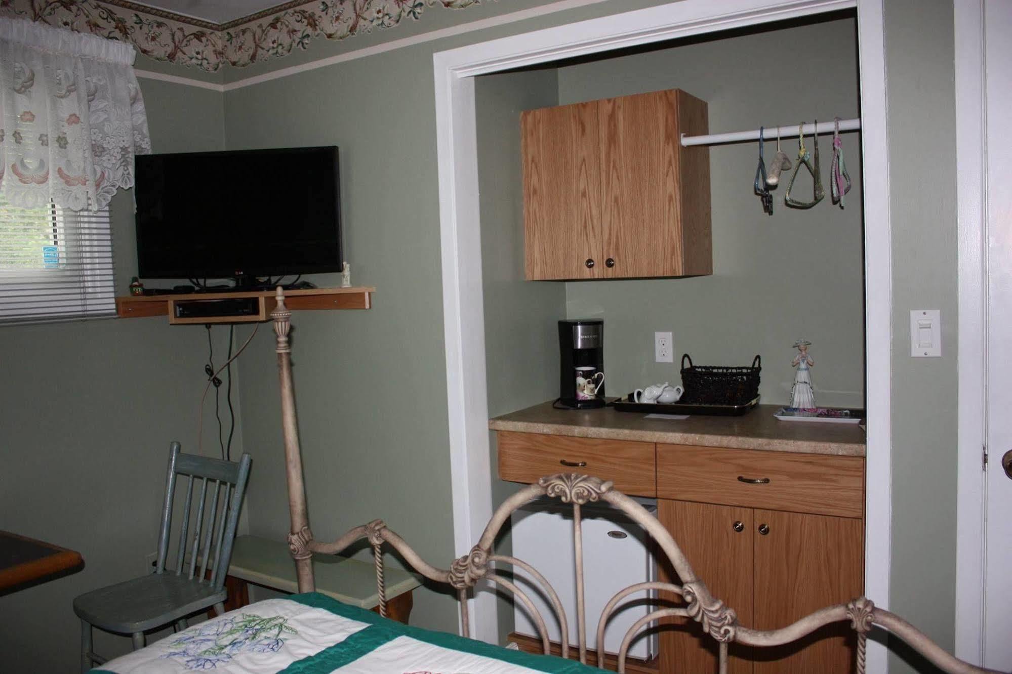 Carrousel Bed & Breakfast Cayuga エクステリア 写真